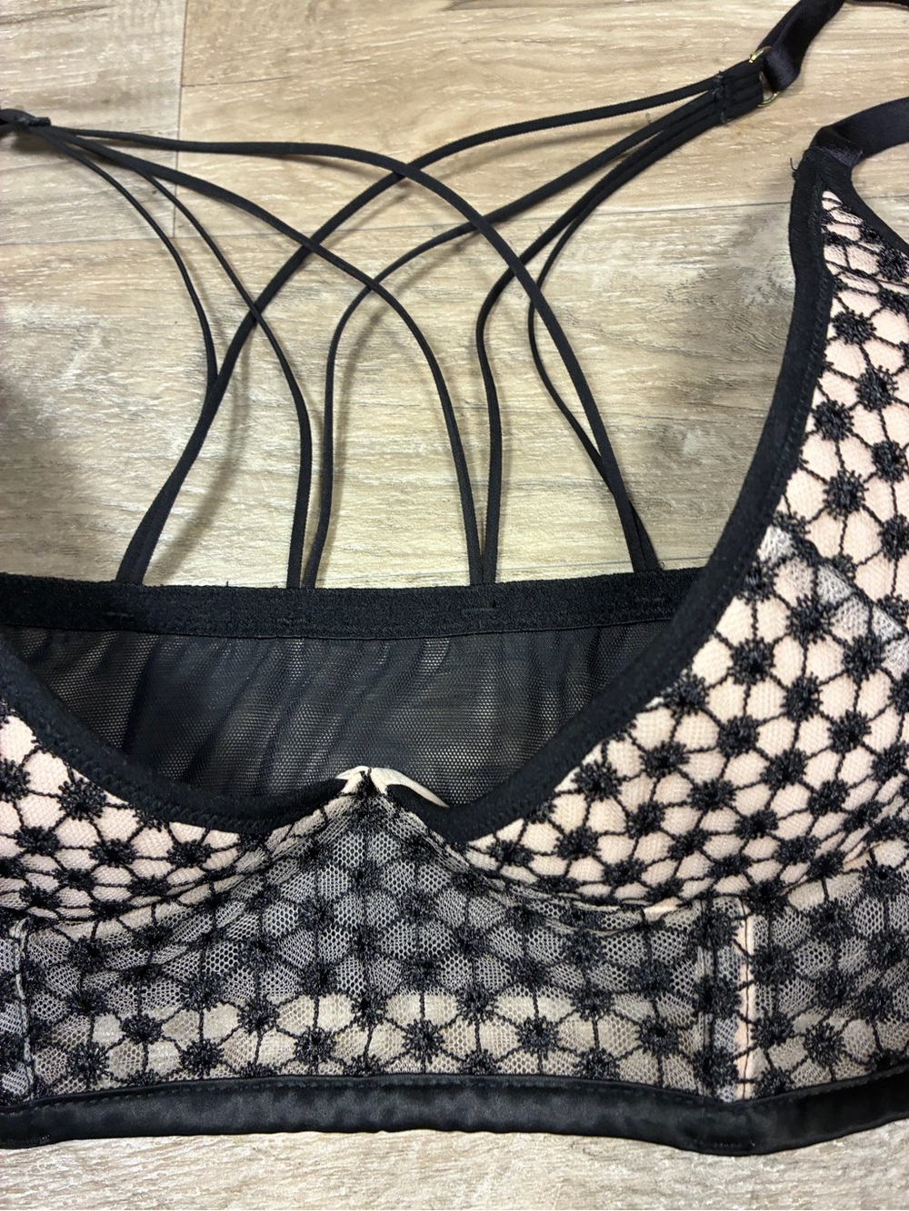Victoria Secret Luxe Starburst Strappy Mesh Underwired Bra - Picture 4 of 9